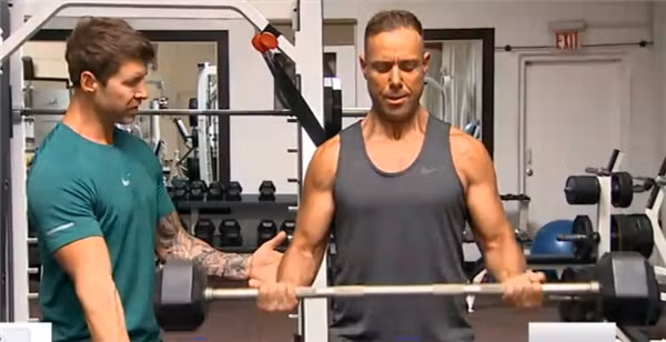 Walter Fisher là một tay chơi bài chuyên nghiệp. Vào năm 2016 vận may đến với anh chàng này liên tục nhưng chỉ sau ít ngày may mắn là chuỗi ngày thua tha. Chính vì chán nản anh ngày ngày ăn uống vô độ những món ăn không tốt cho sức khỏe, hậu quả là anh không ngừng tăng cân, trọng lượng cơ thể lên đến 110kg.