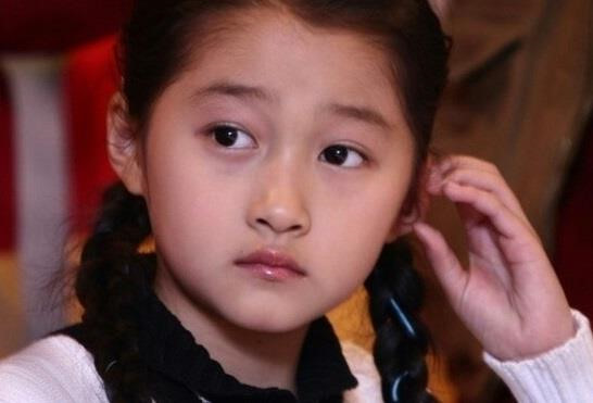 Quan Hiểu Đồng: Sinh ngày 17/9/1997, Quan Hiểu Đồng tham gia đóng phim từ năm lên 4. Cô nàng được mệnh danh là "em gái quốc dân" nhờ vẻ đẹp thanh khiết, ngọt ngào. Quan Hiểu Đồng từng góp mặt trong hàng loạt bộ phim đình đám như Vô cực, Họa bì 2, Thích Lăng, Phi thành vật nhiễu 2, Tái sinh duyên, Công chúa Đại Lý, Hồng y phường, Quái Hiệp Nhất Chi Mai, Không phải hoa chẳng phải sương, Đường Sơn đại địa chấn (bản truyền hình)...