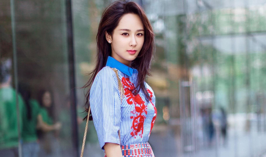 Dương Tử có cơ hội bứt phá bằng những vai nữ chính và thứ chính trong loạt tác phẩm ăn khách như Chiến Trường Sa, Hoan lạc tụng, Tru Tiên: Thanh Vân chí, Yangko Dance, Bạch Xà truyện, Hương mật tựa khói sương... Cô từng được đề cử ở hàng mục Nữ diễn viên chính xuất sắc ở dòng phim cổ trang tại lễ trao giải Hoa Đỉnh với vai diễn trong Hương mật tựa khói sương. Ở tuổi 27, Dương Tử được đánh giá là một trong những hoa đán 9X hàng đầu hiện nay của làng giải trí Hoa ngữ.