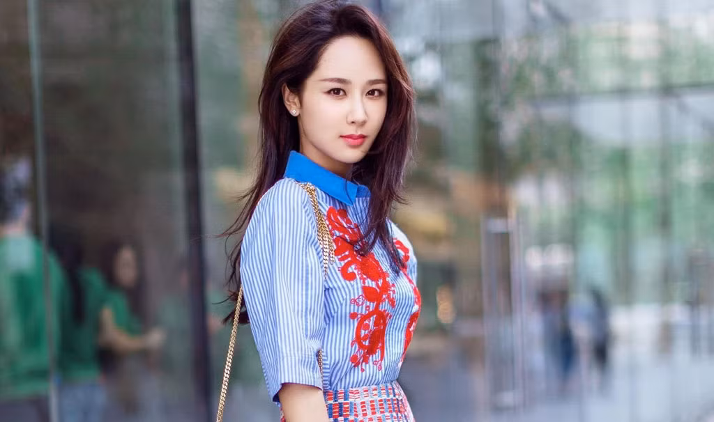 Dương Tử có cơ hội bứt phá bằng những vai nữ chính và thứ chính trong loạt tác phẩm ăn khách như Chiến Trường Sa, Hoan lạc tụng, Tru Tiên: Thanh Vân chí, Yangko Dance, Bạch Xà truyện, Hương mật tựa khói sương... Cô từng được đề cử ở hàng mục Nữ diễn viên chính xuất sắc ở dòng phim cổ trang tại lễ trao giải Hoa Đỉnh với vai diễn trong Hương mật tựa khói sương. Ở tuổi 27, Dương Tử được đánh giá là một trong những hoa đán 9X hàng đầu hiện nay của làng giải trí Hoa ngữ.