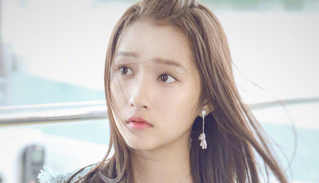 Với chiều cao 1,72 m lý tưởng cùng gương mặt xinh đẹp, cô đang là sao nữ 9X đình đám của Trung Quốc. Người đẹp 22 tuổi có cơ hội thử sức với các nhân vật chính và thứ chính trong một số bộ phim như Cực quang chi luyến, Phượng tù hoàng, Điềm mật bạo kích, Như ảnh tùy tâm, Hiên Viên kiếm: Hán chi vân... Vừa qua, Quan Hiểu Đồng xuất hiện trên thảm đỏ LHP Cannes và được báo giới quốc tế đánh giá cao về nhan sắc.