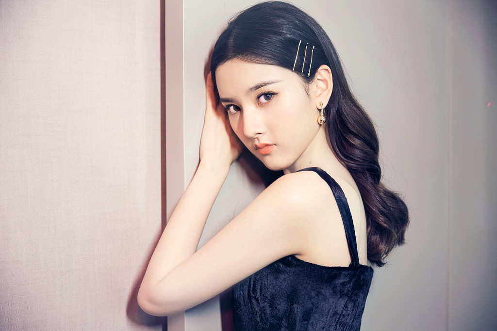 Tống Tổ Nhi là sao nữ 9X sở hữu nhan sắc nổi bật và được khán giả ưu ái gọi là "Thần tiên tỷ tỷ". Sau khoảng thời gian học tập ở nước ngoài, Tống Tổ Nhi trở về Trung Quốc và thi đậu vào Học viện Điện ảnh Bắc Kinh. Cô cũng trở lại làng giải trí với các vai diễn trong Thời đại niên thiếu của chúng ta, Dạ Thiên Tử, Gossip High... Dự án mới nhất của Tống Tổ Nhi là phim truyền hình Nhịp tim trên đầu lưỡi, chuyển thể từ tiểu thuyết cùng tên của nhà văn Tiêu Đường Đông Qua.