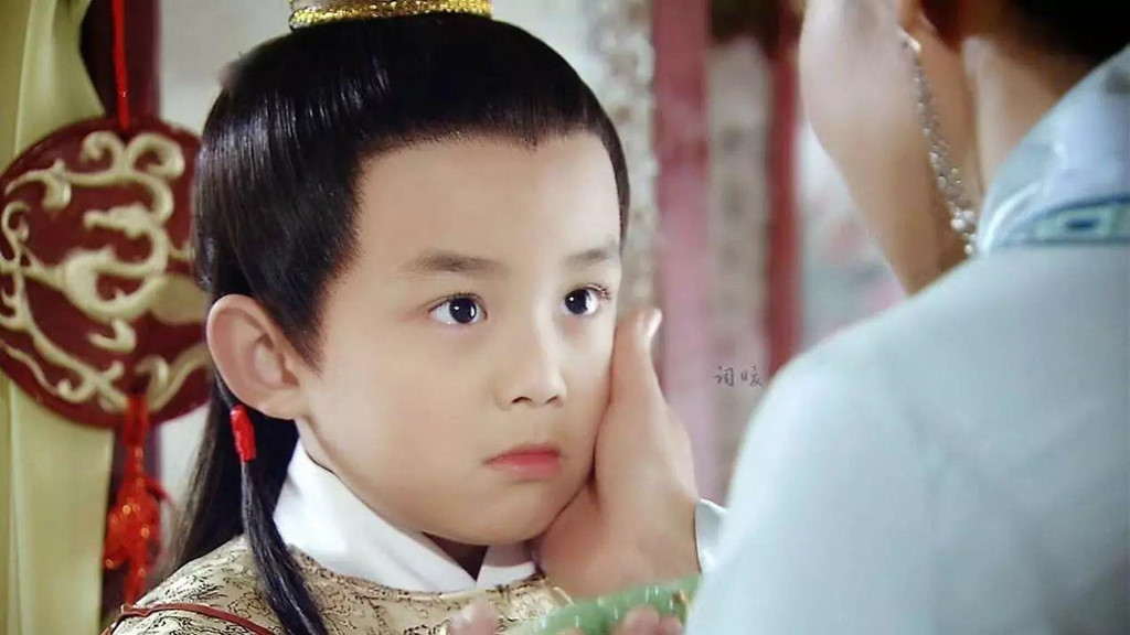 Ngô Lỗi: Nam diễn viên sinh ngày 26/12/1999 tại Thượng Hải (Trung Quốc) và là diễn viên nhí đình đám của làng giải trí Hoa ngữ. Ngô Lỗi được mời đóng quảng cáo từ năm lên 3 và chính thức tham gia đóng phim một năm sau đó. Khán giả yêu mến Ngô Lỗi qua nhân vật Tiểu Na Tra trong Bảng phong thần và vai diễn Dương Lục Lang (lúc nhỏ) của Thiếu niên Dương gia tướng. Một số tác phẩm khác mà anh từng góp mặt có thể kể đến Trường hận ca, Tình thâm, Ma kiếm sinh tử kỳ, Tân Bao Thanh Thiên, Đoàn viên, Hậu cung...