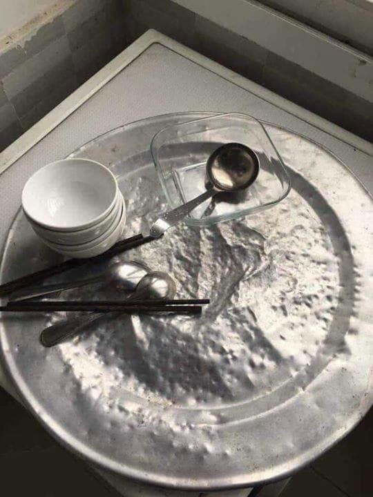 Những chiếc mâm thủng lỗ chỗ, méo mó là hình ảnh mà nhiều dân mạng đã đồng loạt chia sẻ sau một đêm vui cùng đội tuyển Việt Nam.