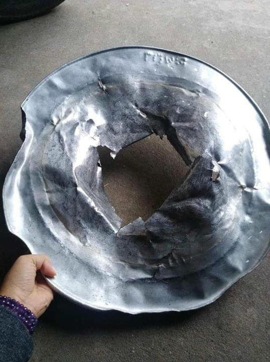 Theo nhiều dân mạng chia sẻ: "Không có kèn, không có trống thì ta cầm nồi, xoong ra ngoài đường gõ cho vui tai. Nhưng sau một đêm hoạt động hết công suất thì mai không còn gì để đựng đồ ăn".