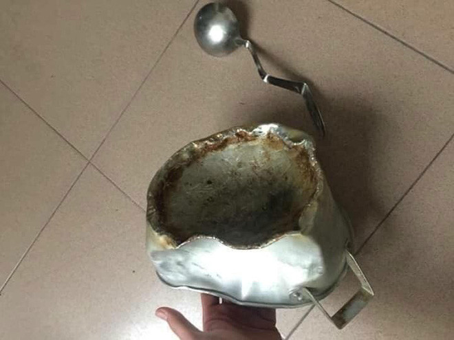 Và sau một đêm đi bão, những vật dụng này đã quay trở lại với đúng nhiệm vụ của chúng đó là đựng thức ăn nhưng hình hài thì không còn "vuông thành, sát cạnh" như lúc ban đầu.