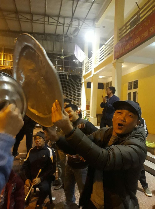 Nhà nhà vác mâm, người người vác xoong ra đường để cổ vũ đội tuyển Việt Nam.