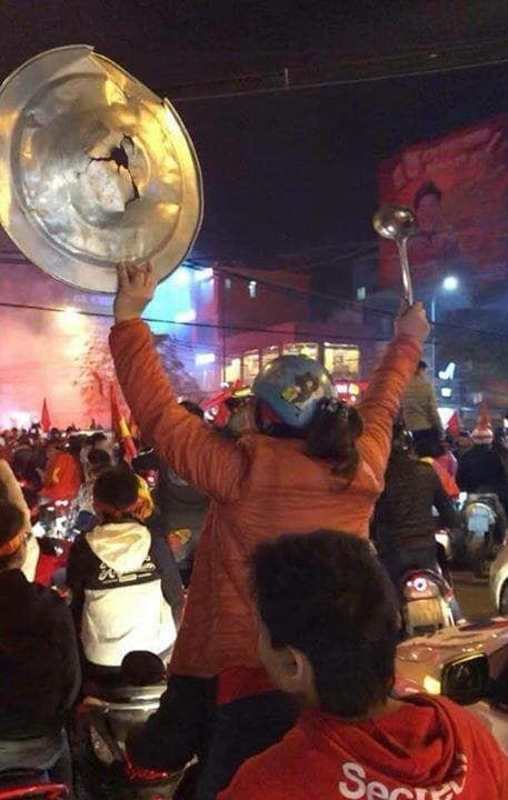 Có mặt trong những chuyến đi bão của người dân Việt Nam những ngày qua, CĐM không quá khó để tìm ra những chiếc mâm, xoong nồi hay cả những chiếc hộp bằng kim loại xuất hiện trong những cuôc vui này.