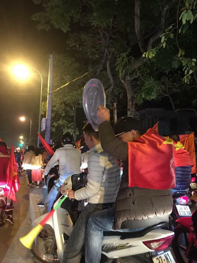 Kén, trống, thanh la đã là gì với những chiếc mâm có công dụng dành cho việc đi bão mừng đội tuyển Việt Nam vô địch.