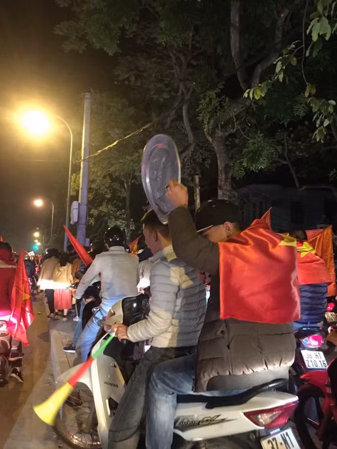 Kén, trống, thanh la đã là gì với những chiếc mâm có công dụng dành cho việc đi bão mừng đội tuyển Việt Nam vô địch.