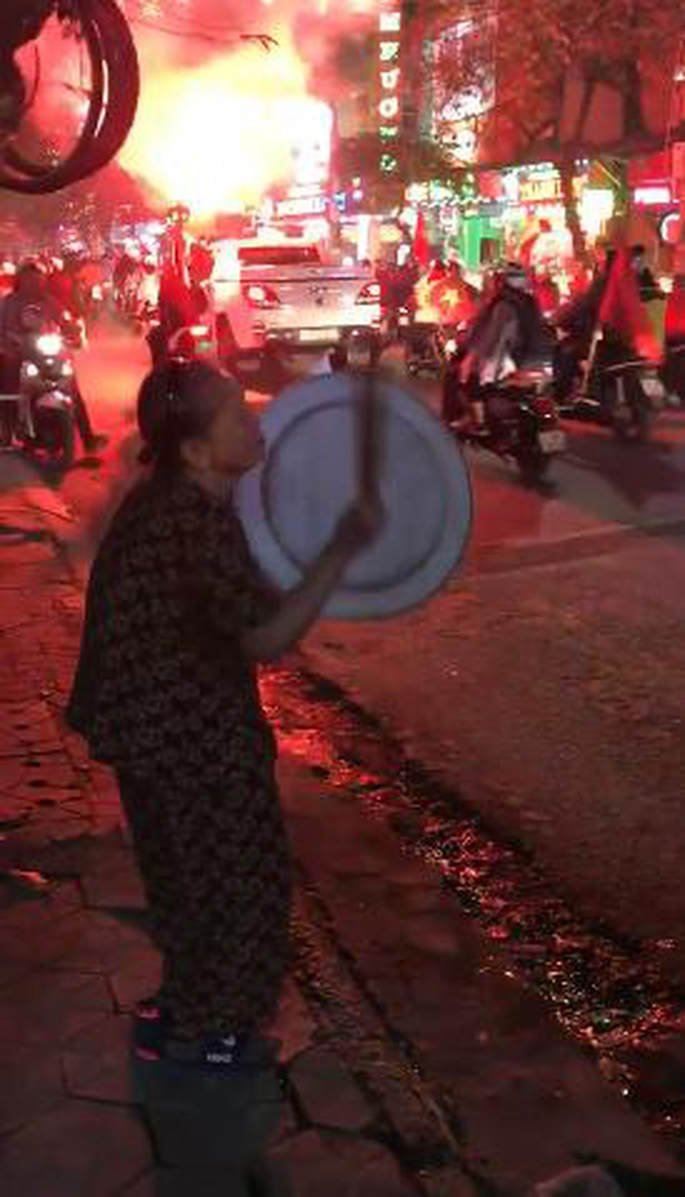 Không chỉ có các bạn trẻ, mà ngay cả những người lớn tuổi cũng hưởng ứng việc mang mâm, nồi, xoong, chảo ra đường để cổ vũ dòng người đi bão.