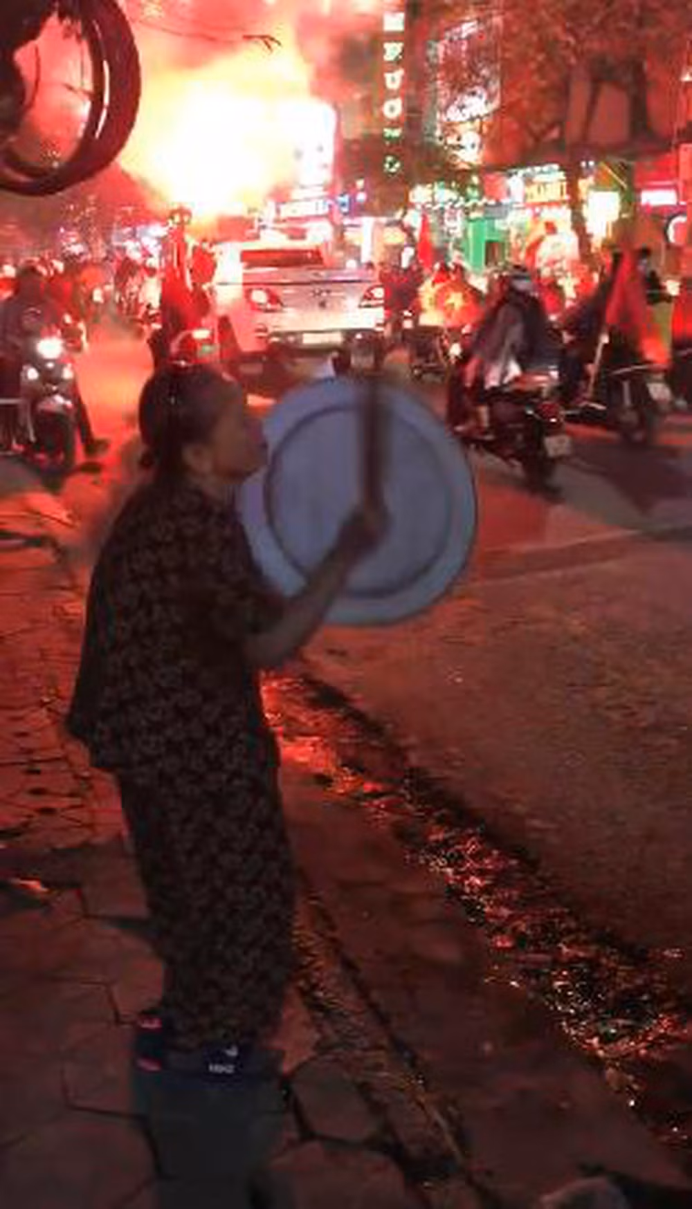 Không chỉ có các bạn trẻ, mà ngay cả những người lớn tuổi cũng hưởng ứng việc mang mâm, nồi, xoong, chảo ra đường để cổ vũ dòng người đi bão.