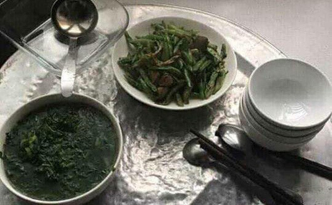 Thông thường, dụng cụ người dân mang "đi bão" mừng chiến thắng của đội tuyển Việt Nam sẽ là những chiếc kèn, trống hay thanh la. Nhưng khi những vật dụng trên không phải ai cũng có thì mọi người đã nghĩ tới việc kiếm dụng cụ gây ra tiếng vang ngay trong nhà bếp của mình.