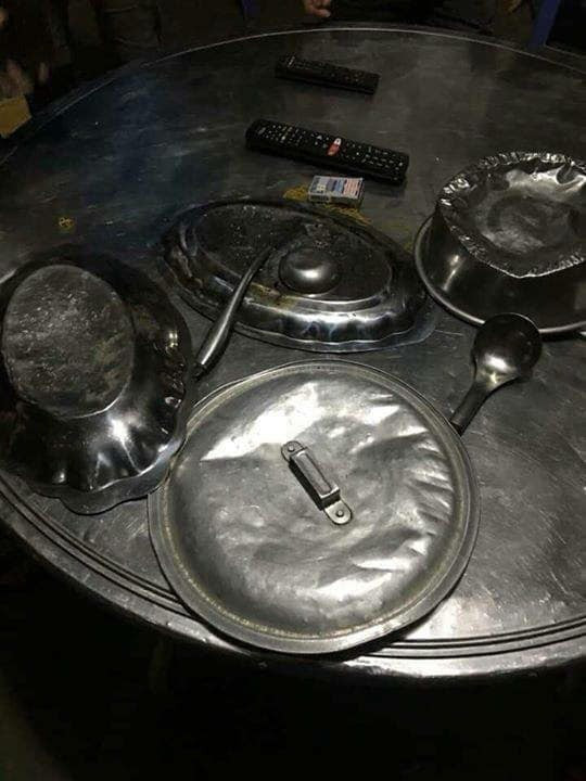 Bữa cơm đầu tiên sau đêm "đi bão" với những chiếc mâm, chiếc xoong méo mó xấu xí, bẹp dúm được chia sẻ trên khắp mạng xã hội và khiến số đông bật cười thích thú.