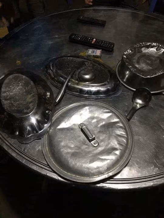 Bữa cơm đầu tiên sau đêm "đi bão" với những chiếc mâm, chiếc xoong méo mó xấu xí, bẹp dúm được chia sẻ trên khắp mạng xã hội và khiến số đông bật cười thích thú.