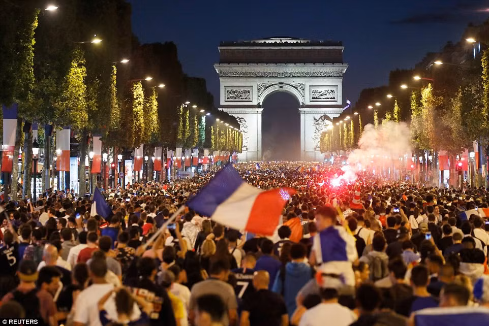 Đại lộ Champs – Elysees tại thành phố Paris đã chật kín người dân đổ ra đường để ăn mừng chiến thắng của ĐT Pháp tại World Cup 2018.