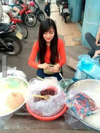 Với vẻ đẹp thân hình được tôn lên bởi làn da trắng khiến cho hot girl bán xôi hạ gục không ít trái tim của các chàng trai si mê trong cộng đồng mạng.