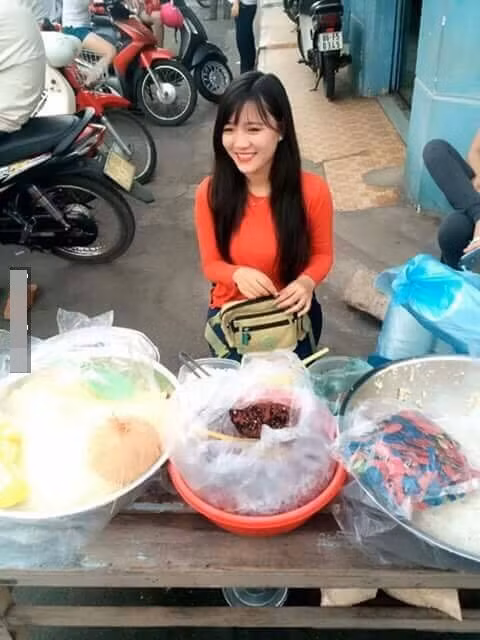 Mới đây nhất, hình ảnh về hai cô hot girl bán xúc xích và bán xôi cũng được chia sẻ lên mạng xã hội và thu hút được sự chú ý của cộng đồng. Bên cạnh đó, họ còn đổ xô đi truy tìm tung tích của những cô nàng xinh đẹp trên.