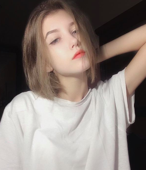 Mới đây nhất, cư dân mạng lại một lần nữa được phen "yếu mềm con tim" trước sự xuất hiện của một cô bạn "cực phẩm" với mái tóc ngắn cá tính. Chỉ với vài hình ảnh được đăng trên một fanpage cộng đồng, cô nàng đã gây sốt bởi vẻ ngoài quá đỉnh của mình.