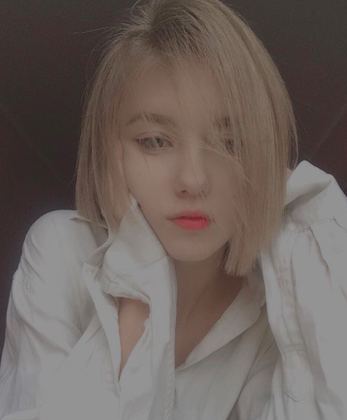 Ngay sau khi xuất hiện trên mạng, nhiều người đã tìm ra được thông tin của cô bạn này. Nhân vật chính tên là Wus Sun, sinh năm 2000 và là người Ukraina.