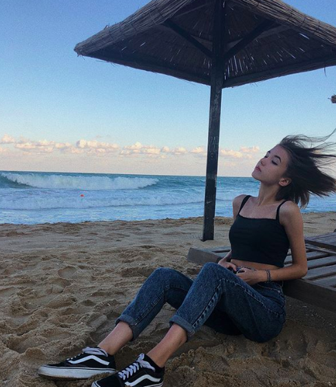 Theo nhận xét của nhiều dân mạng, cô gái trong hình là biểu tượng cho những người con gái tóc ngắn với combo da trắng, môi mọng, dáng chuẩn đáng mơ ước.