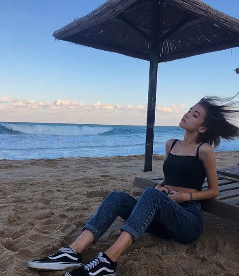 Theo nhận xét của nhiều dân mạng, cô gái trong hình là biểu tượng cho những người con gái tóc ngắn với combo da trắng, môi mọng, dáng chuẩn đáng mơ ước.