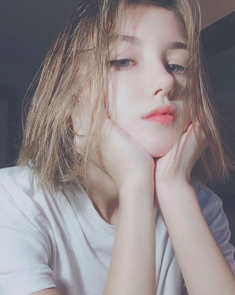 Trong mọi khoảnh khắc được ghi lại, có thể thấy nhân vật chính sở hữu một gương mặt đúng chuẩn búp bê với những đường nét không chê vào đâu được.