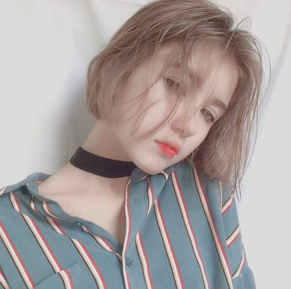 Từng ánh mắt, từng cái nghiêng đầu đều của nữ thần tóc ngắn này đều toát lên được khí chất của một mỹ nhân.