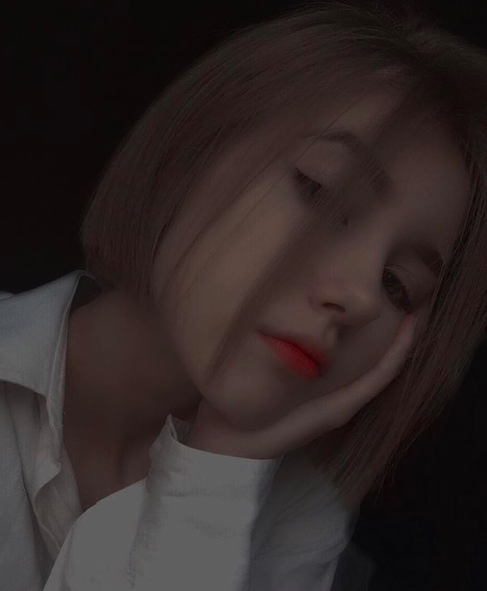 Dù chỉ là những bức ảnh selfie với chất lượng thấp, cách chụp cũng không có gì mới mẻ nhưng cô bạn này vẫn khiến ai lỡ nhìn vào cứ muốn ngắm nghía mãi không thôi.