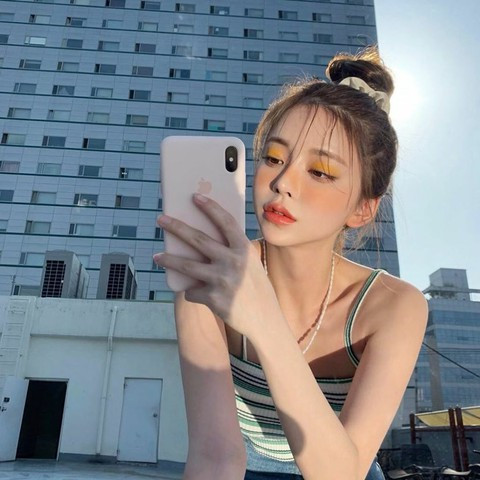 Cô gái Hàn Quốc này gây ấn tượng bằng gương mặt trẻ trung, nụ cười rạng rỡ cùng thân hình "vòng nào ra vòng đấy".