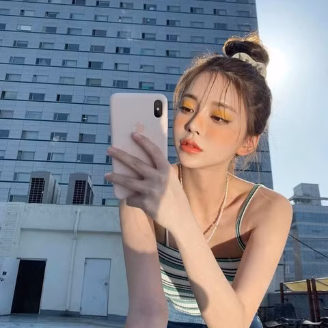 Cô gái Hàn Quốc này gây ấn tượng bằng gương mặt trẻ trung, nụ cười rạng rỡ cùng thân hình "vòng nào ra vòng đấy".