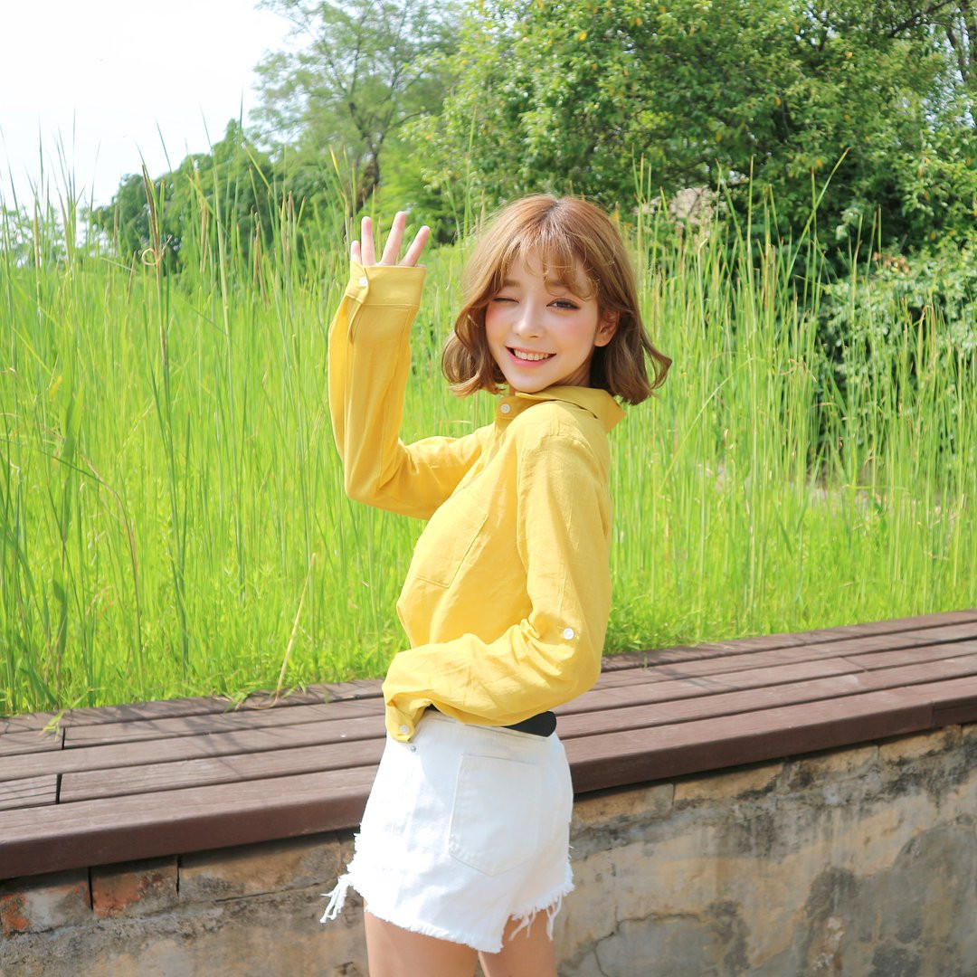 Với mái tóc ngắn trẻ trung, hot girl Hàn Quốc sinh năm 1993 trông lúc nào cũng như học sinh phổ thông.