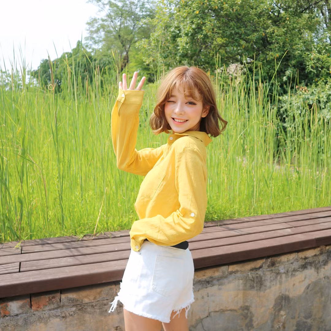 Với mái tóc ngắn trẻ trung, hot girl Hàn Quốc sinh năm 1993 trông lúc nào cũng như học sinh phổ thông.