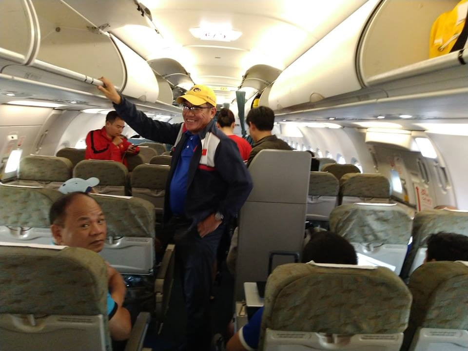 Nụ cười khá tươi của trưởng đoàn Dương Vũ Lâm khi nhận được thông tin sự cố xảy ra.