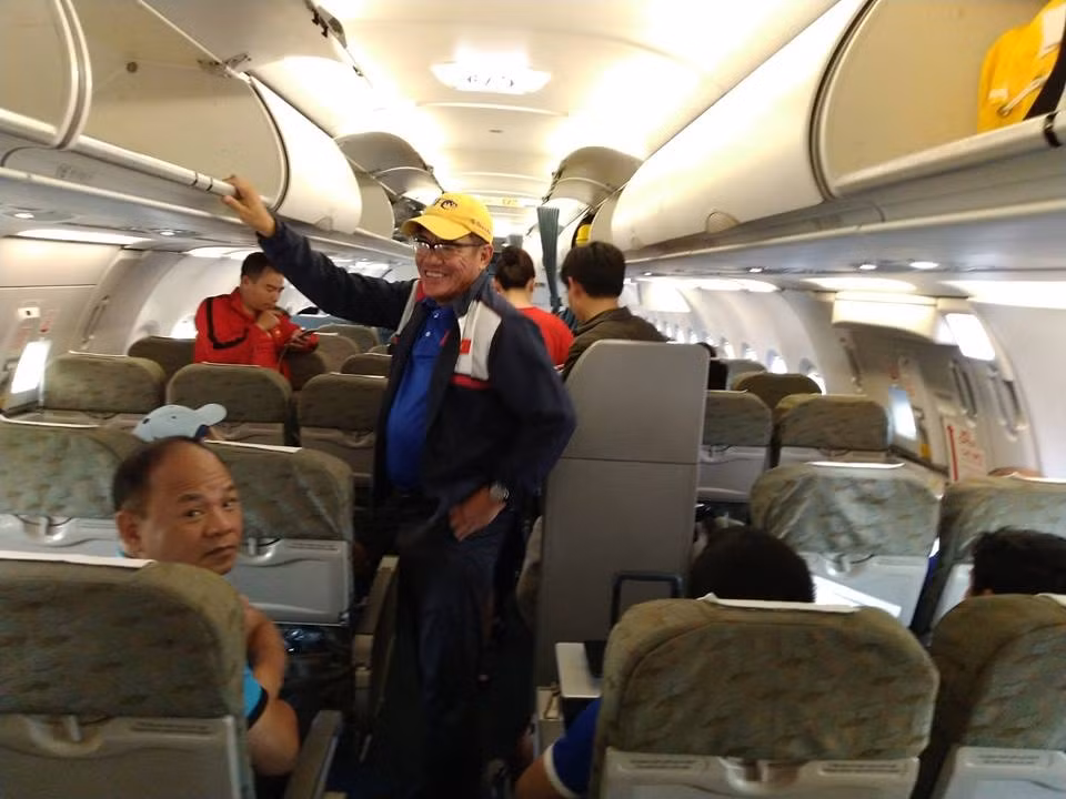 Nụ cười khá tươi của trưởng đoàn Dương Vũ Lâm khi nhận được thông tin sự cố xảy ra.