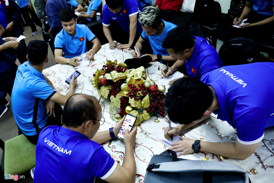 Trong thời gian chờ nhập cảnh, HLV Park Hang-seo đều chọn cho mình những hoạt động riêng.