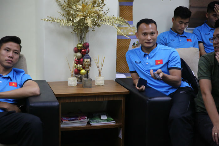 Sau khi rời máy bay, ĐT Việt Nam được vào phòng chờ của sân bay Bacolod nhưng lúc này đã là 17h. Sau đó tới tận 19h nhân viên an ninh mới cho thầy trò HLV Park Hang-seo làm thủ tục nhập cảnh.