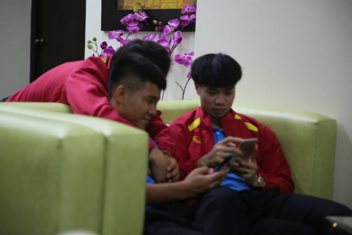 Nhóm cầu thủ Đức Chinh và Công Phượng tranh thủ check thông tin trên MXH.