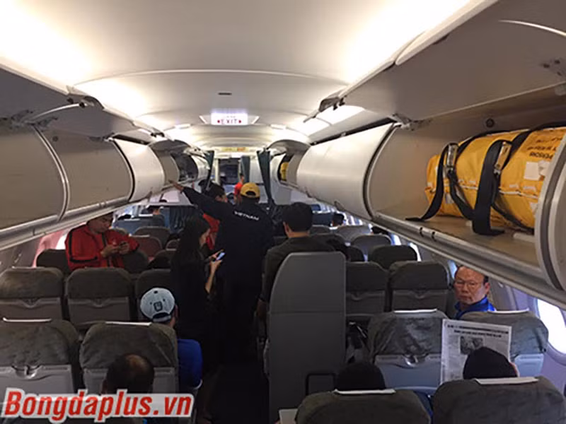 Thành viên đoàn ĐT Việt Nam mệt mỏi ngồi máy bay chờ đợi làm thủ tục nhập cảnh.