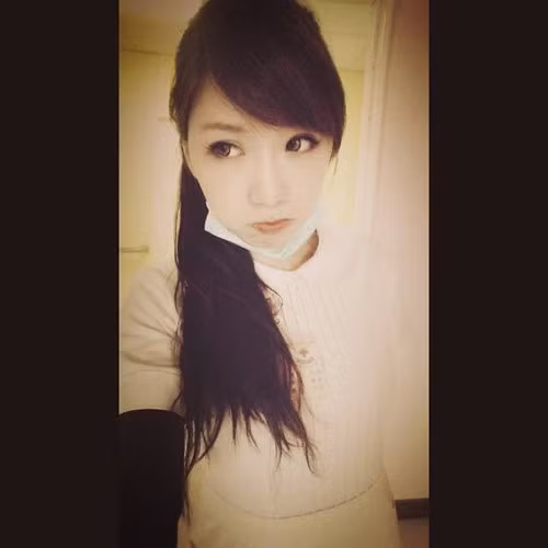 Theo những mô tả của các “ma mạng” Trung Quốc, Queena Lee là một nữ y tá mới vào nghề nhưng rất có trách nhiệm và cư xử tốt, thân thiện với các bệnh nhân. Ở tuổi 21, còn rất trẻ nên Queena Lee cũng có nhiều hành động nhắng nhít rất đáng yêu.