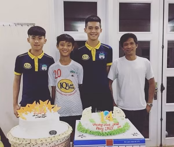 Không chỉ thu hút bởi chiều cao ấn tượng, thủ môn U15 HAGL - Trung Kiên còn khiến hội chị em 'đổ rần rần' vì gương mặt điển trai.