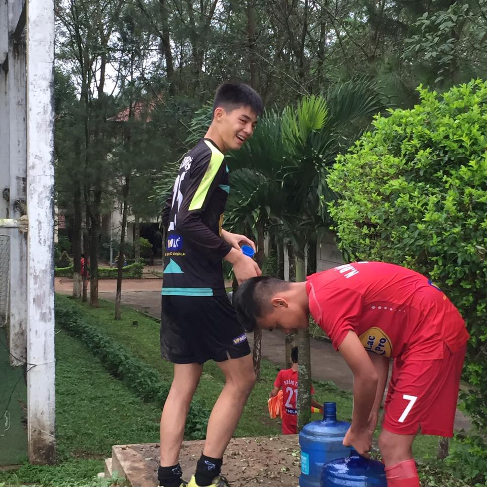 "Em ấy mới 15 tuổi mà đã cao 1m88, vậy vài năm nữa cao tầm hơn m9 là chiều cao lý tưởng của thủ môn rồi, hy vọng em ấy sẽ thể hiện được tài năng trên sân cỏ", bạn Vân Anh Nguyễn bày tỏ.