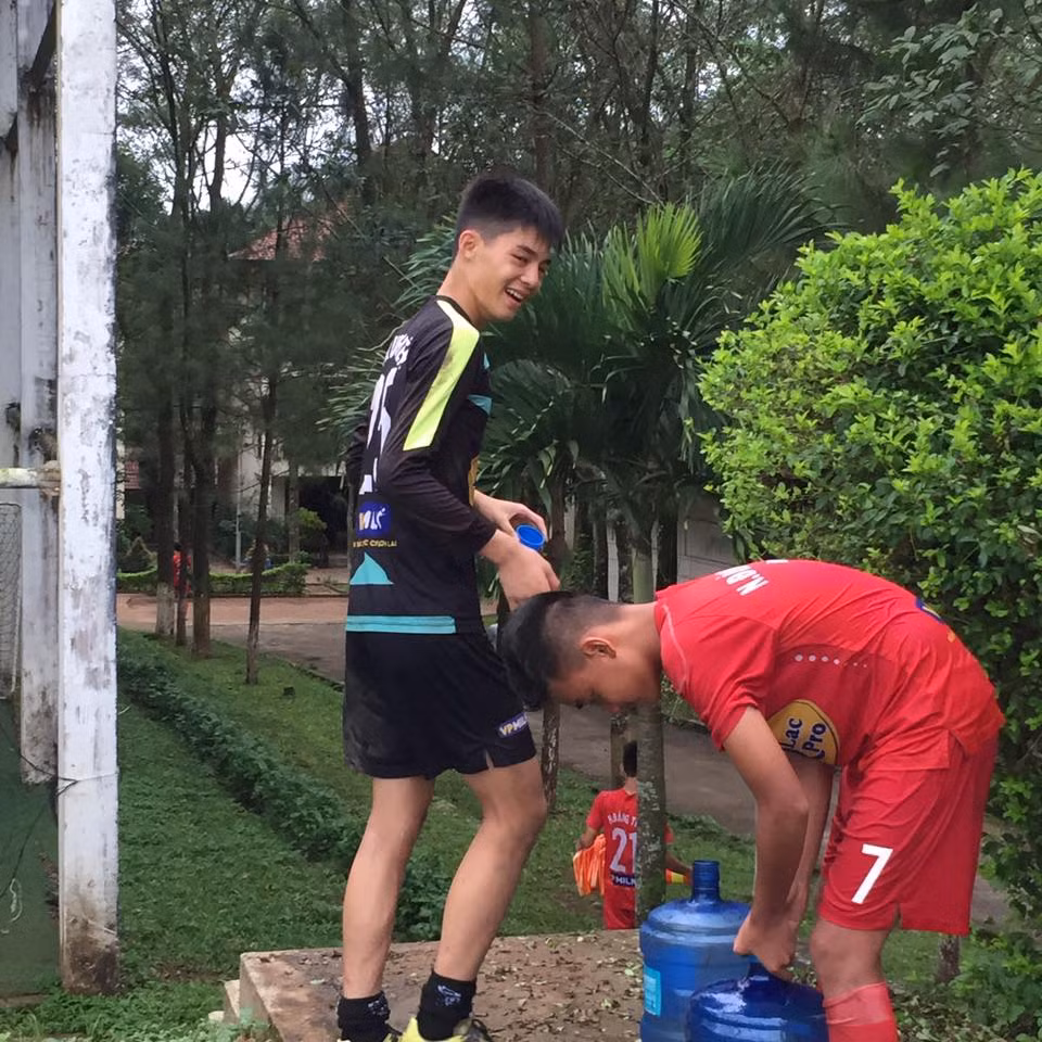 "Em ấy mới 15 tuổi mà đã cao 1m88, vậy vài năm nữa cao tầm hơn m9 là chiều cao lý tưởng của thủ môn rồi, hy vọng em ấy sẽ thể hiện được tài năng trên sân cỏ", bạn Vân Anh Nguyễn bày tỏ.