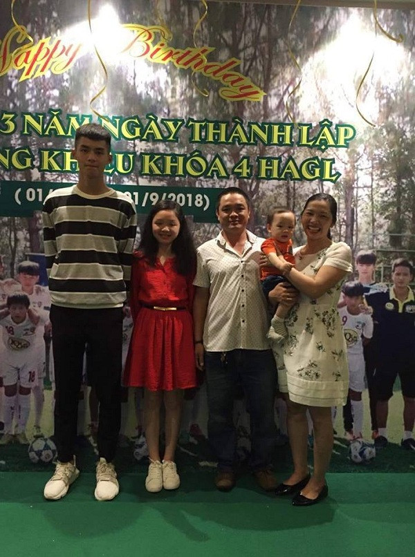 "Càng ngày bóng đá Việt càng được cải thiện thì những thế hệ cầu thủ về sau sẽ được đào tạo tốt hơn. Mong là các em ấy sẽ giỏi giang hơn và mang về những kỳ tích cho nền bóng đá nước nhà", nickname Giang Gilly chia sẻ.