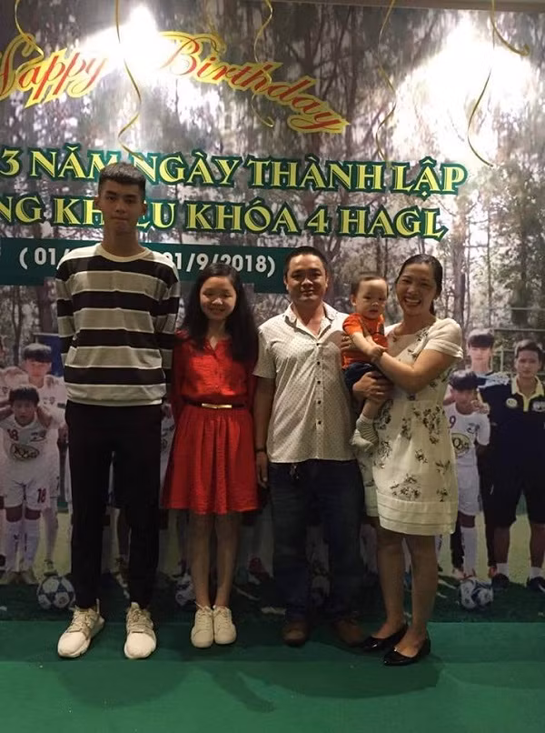 "Càng ngày bóng đá Việt càng được cải thiện thì những thế hệ cầu thủ về sau sẽ được đào tạo tốt hơn. Mong là các em ấy sẽ giỏi giang hơn và mang về những kỳ tích cho nền bóng đá nước nhà", nickname Giang Gilly chia sẻ.