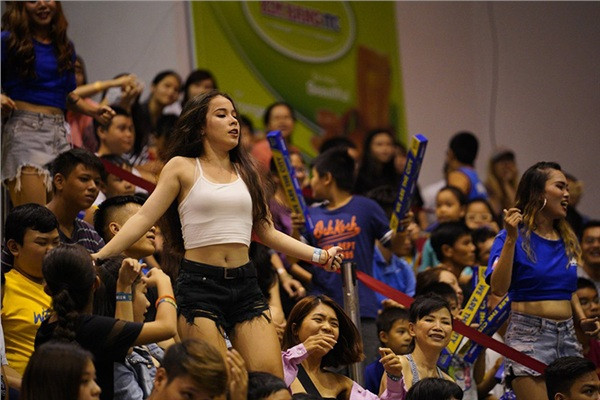 Trong một trận đấu diễn ra vào tháng 8/2018, fangirl này đã chiếm trọn spotlight khi thể hiện một màn dance cam cuồng nhiệt, bốc lửa, đốt cháy hàng ghế cổ động viên. Hàng trăm người cũng đã bị cuốn vào vũ điệu và sức nóng mà cô gái này tạo ra.