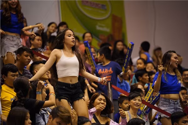 Trong một trận đấu diễn ra vào tháng 8/2018, fangirl này đã chiếm trọn spotlight khi thể hiện một màn dance cam cuồng nhiệt, bốc lửa, đốt cháy hàng ghế cổ động viên. Hàng trăm người cũng đã bị cuốn vào vũ điệu và sức nóng mà cô gái này tạo ra.