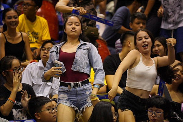 Vào những khoảng thời gian nghỉ giữa hiệp, BTC luôn chuẩn bị sẵn các tiết mục khuấy động, như chơi trò chơi có thưởng, ném bóng, nhảy múa của cheerleader. Và dance cam luôn là một phần rất được chờ đợi. 