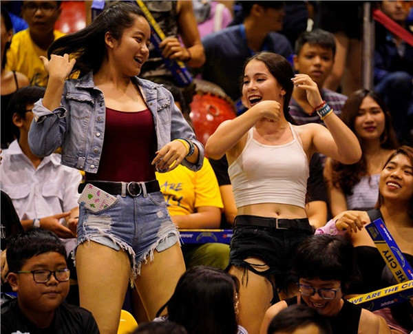 Dance cam được hiểu là tiết mục mà cổ động viên được tự do nhảy múa trên khán đài trong các trận đấu bóng rổ.