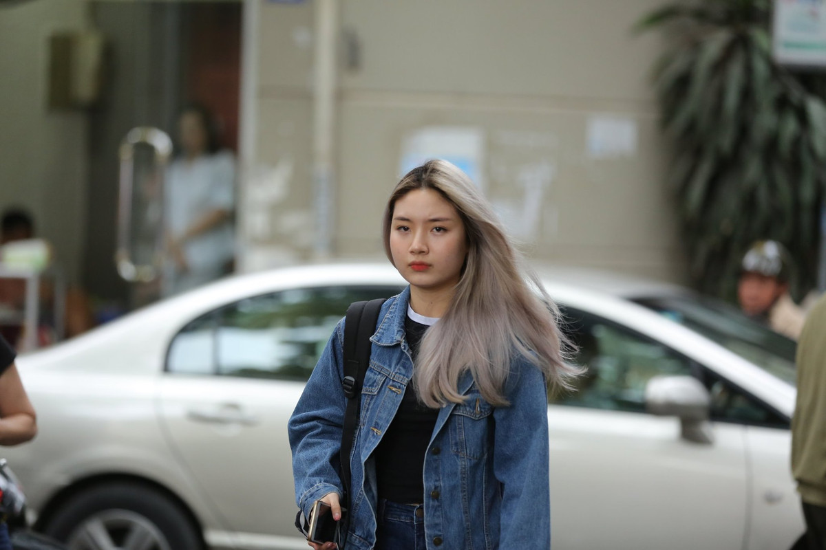 Bên cạnh những cô nàng mặc đồng phục tới nhận trường thi, không ít các bạn nữ khác lại ăn mặc khá thời trang và mái tóc được nhuộm màu cầu kì.